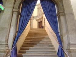lo scalone monumentale conduce al piano superiore (clicca per ingrandire)